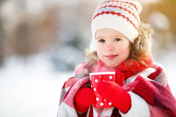 Lyckligt barn flicka med te på vintern — Stockfoto