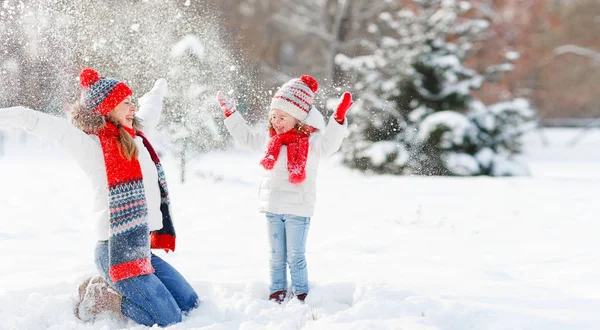 Feliz familia madre e hijo jugando en el paseo de invierno —  Fotos de Stock