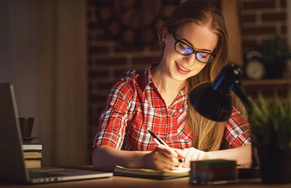 Ung kvinna student arbetar på datorn på natten — Stockfoto