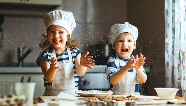 Szczęśliwa rodzina śmieszne dzieci piec ciasteczka w kuchni — Zdjęcie stockowe