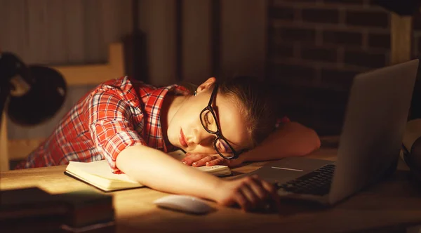Meisje moe student viel in slaap op de computer thuis — Stockfoto
