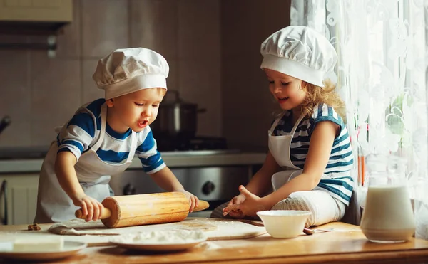 Gelukkig gezin grappig kinderen bakken koekjes in keuken — Stockfoto