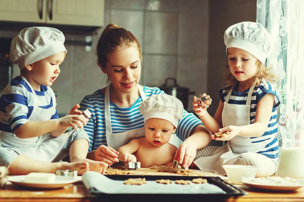 Happy family in kitchen. mother and children preparing dough, ba — Stock Photo, Image