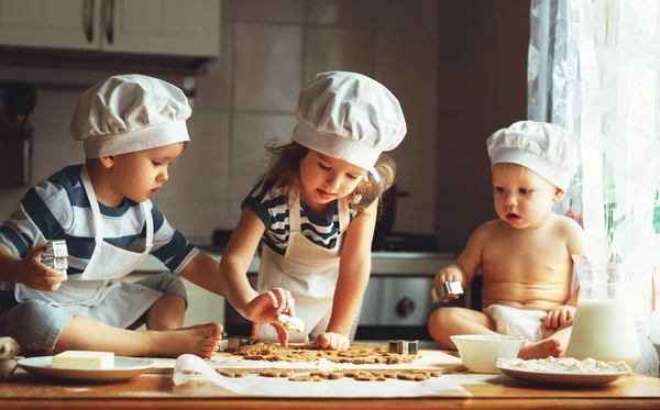 Gelukkig gezin grappig kinderen bakken koekjes in keuken — Stockfoto