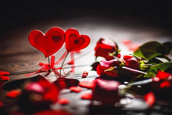 De dag van de Valentijnskaart van de achtergrond. hart en rozen op woode — Stockfoto