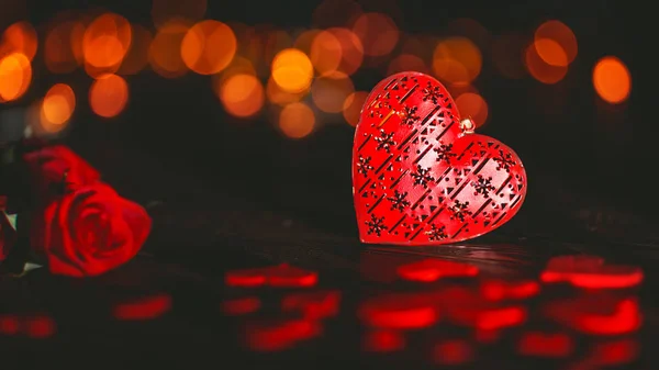 Hintergrund ist der Valentinstag. Herz und Rosen auf Holz — Stockfoto