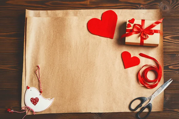 Inpakken van cadeau voor Valentijnsdag — Stockfoto
