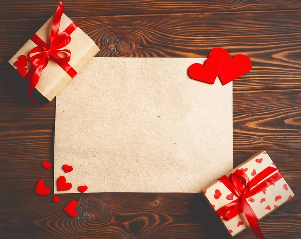 Tarjeta para San Valentín. hoja de papel en blanco y corazón rojo en madera —  Fotos de Stock