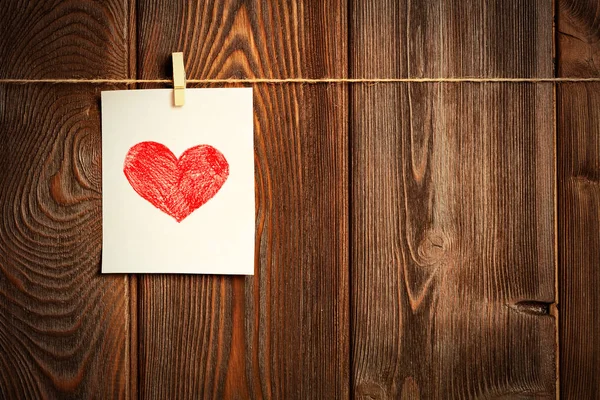Cartão a dia de São Valentim e coração vermelho em madeira — Fotografia de Stock