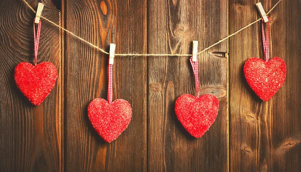 Achtergrond van Valentijnsdag. rode harten op woode — Stockfoto