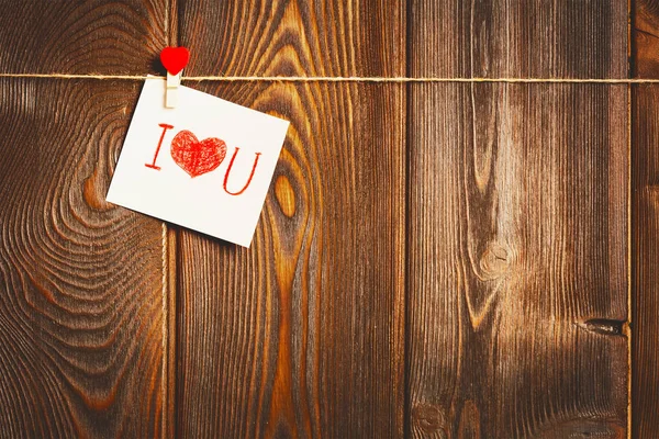 Открытка ко дню Святого Валентина и красное сердце на деревянном — стоковое фото