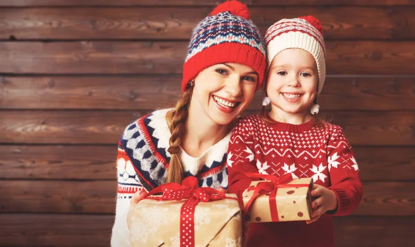 Ευτυχισμένη οικογένεια μητέρα και παιδί κορίτσι με Χριστουγεννιάτικο δώρο σε wo — Φωτογραφία Αρχείου