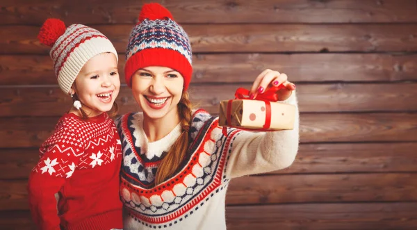 Família feliz mãe e criança menina com presente de Natal no wo — Fotografia de Stock