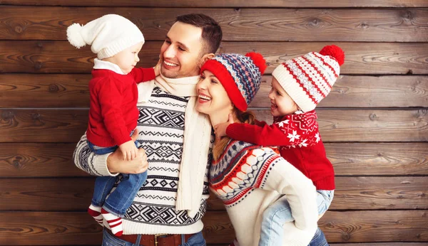 Família feliz mãe, pai e filhos em chapéus de inverno no woode — Fotografia de Stock