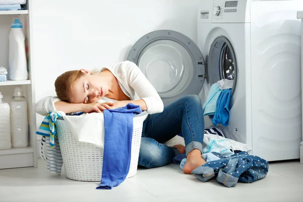 Cansado mulher infeliz dona de casa está envolvida na lavanderia , — Fotografia de Stock