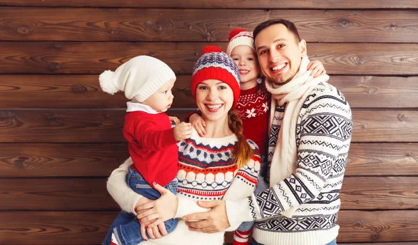 Gelukkige familie moeder, vader en kinderen in winter hoeden op woode — Stockfoto