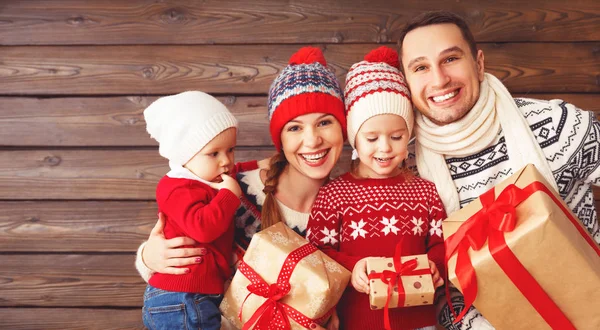 Šťastné rodiny matku, otce a dětí s vánoční dárky na — Stock fotografie