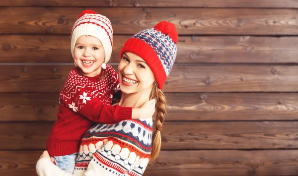 Szczęśliwe rodziny matka i dziecko dziewczyna przytula o drewniane zadumany — Zdjęcie stockowe