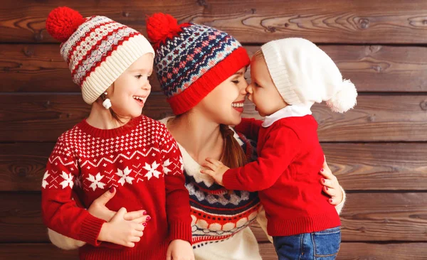 Feliz familia madre e hijos niña y niño abrazos en madera ba — Foto de Stock