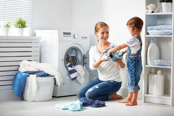 Famiglia madre e bambina in lavanderia vicino al lavaggio machi — Foto Stock