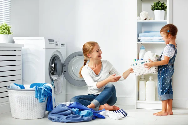 Çamaşır odasında machi yıkama yakınındaki aile anne ve çocuk kız — Stok fotoğraf