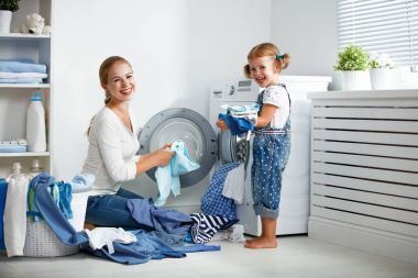 çamaşır odasında machi yıkama yakınındaki aile anne ve çocuk kız