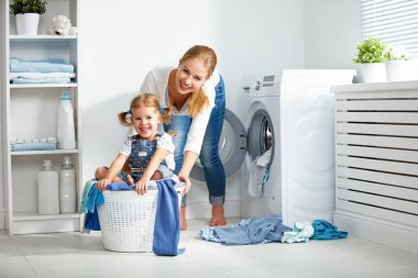 çamaşır odasında machi yıkama yakınındaki aile anne ve çocuk kız