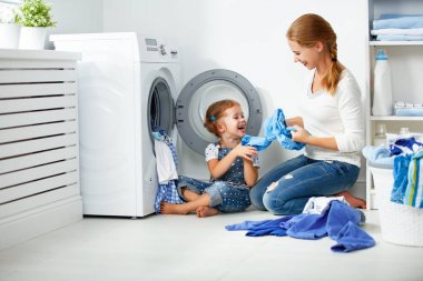çamaşır odasında machi yıkama yakınındaki aile anne ve çocuk kız
