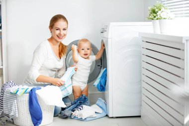 Bebek ile annesi ev hanımı Çamaşırhane kat giysi meşgul 