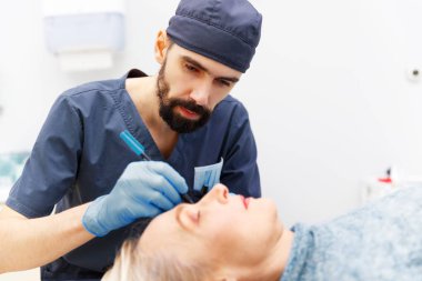 plastik cerrah cilt yaşlı bir patien yüzü sıkılaştırma için bir biçimlendirme yapar