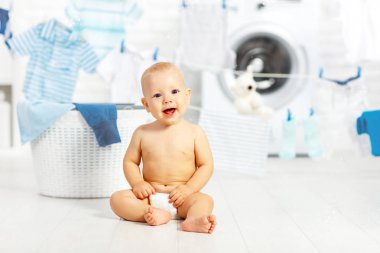 mutlu bebek çocuk giyim ve Çamaşırhane gülüyor yıkamak için eğlenceli