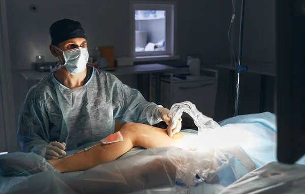 弥手術静脈血管手術のための手術室で医師 — ストック写真