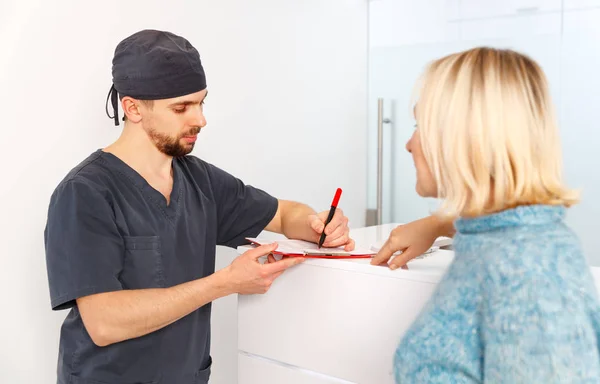 Friendly Doctor Old Patient Clini — Stock Photo, Image