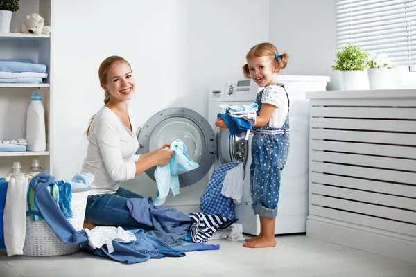 Familia madre e hijo niña en la sala de lavandería cerca de lavar machi — Foto de Stock
