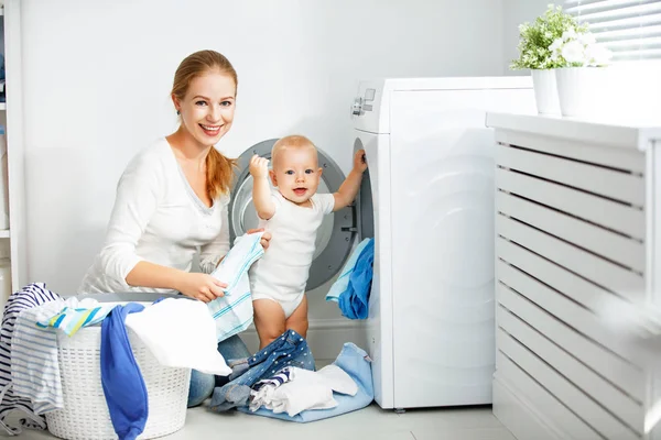 Bebek ile annesi ev hanımı Çamaşırhane kat giysi meşgul — Stok fotoğraf