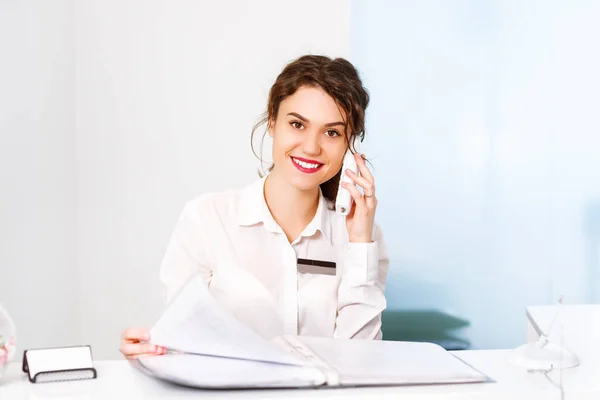 Vriendelijke Jonge Vrouw Achter Receptie Beheerder — Stockfoto