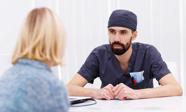 Friendly Doctor Old Patient Clini — Stock Photo, Image