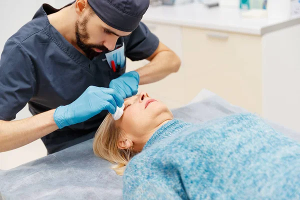 Plastický Chirurg Značky Pro Kůži Zpřísnění Tvář Starších Pacientů — Stock fotografie