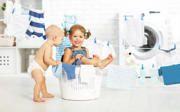 Pequenos ajudantes crianças engraçadas felizes na lavanderia para lavar roupas, pla — Fotografia de Stock