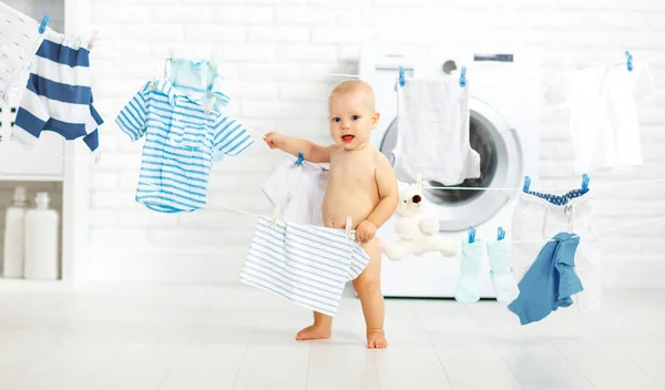 Divertido Bebé Feliz Niño Para Lavar Ropa Ríe Sala Lavandería —  Fotos de Stock