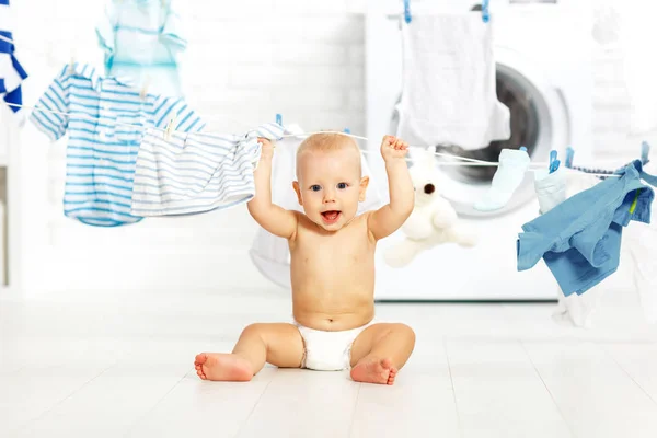 Zábava Šťastný Chlapeček Vyprat Oblečení Smích Prádelně — Stock fotografie