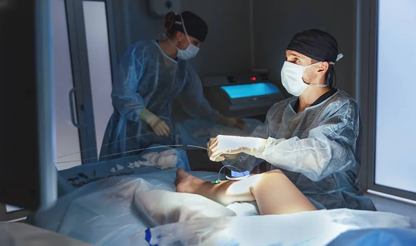 医師と手術静脈血管外科弥の手術室のアシスタント — ストック写真