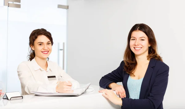 Administratorin Und Klient Der Besucherrezeption — Stockfoto