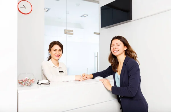 Mujer Administradora Cliente Receptio Visitante —  Fotos de Stock