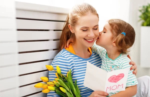 Happy Den matek! Dítě dcera blahopřeje maminky a dává — Stock fotografie