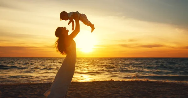 合計でビーチ海で歩く赤ちゃんの息子と幸せな家族母親 — ストック写真