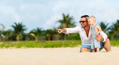 Babalar günü. Birlikte açık havada bir su üzerinde oynama baba ve bebek evlat