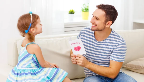 Den otců. Šťastná rodina dcera dává tátovi pozdrav card — Stock fotografie