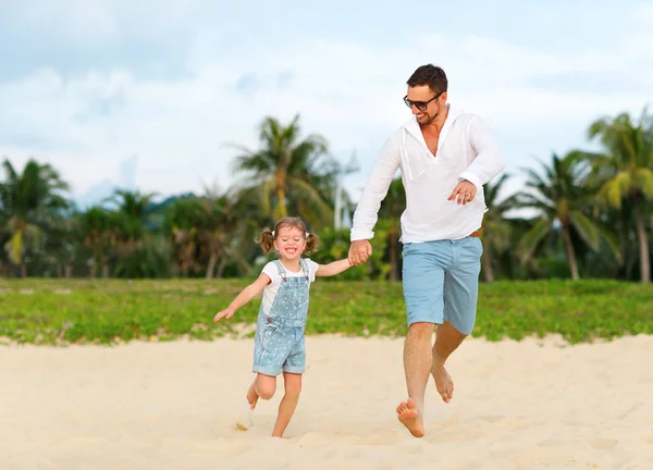 Día del Padre. Papá y su hija jugando juntos al aire libre o —  Fotos de Stock