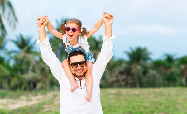 Father's day. Dad and child daughter playing together outdoors o — Stock Photo, Image